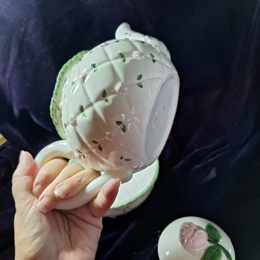 Teapot raised roses &bowl